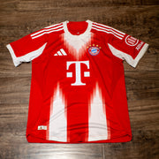 Adidas Bayern München Alphonso Davies #19 2025-26 Home Player Issued Signed Jersey - M