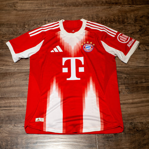 Adidas Bayern München Alphonso Davies #19 2025-26 Home Player Issued Signed Jersey - M
