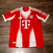 Adidas Bayern München Alphonso Davies #19 2025-26 Home Player Issued Signed Jersey - M